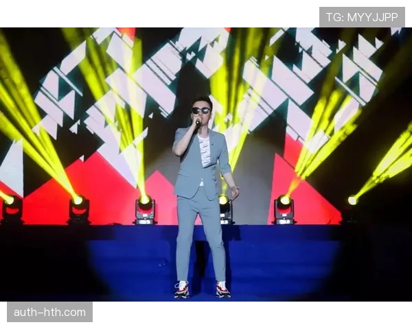 温情时刻：比赛暂停期间，大屏幕播放致敬传奇教练帕特·萨米特的纪念短片